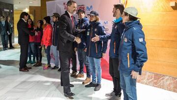 El esquiador de slopestyle Josito Arag&oacute;n saluda al Rey Felipe VI durante la inauguraci&oacute;n de los Mundiales de Snowboard y Freestyle de Sierra Nevada.