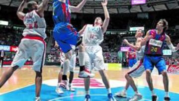 <b>CONQUISTA CULÉ. </b>Ersan Ilyasova penetra ante la oposición de Mirza Teletovic y Will McDonald.