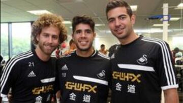 Alejandro Pozuelo posa con otros recientes fichajes del Swansea, Cañas y Jordi Amat.