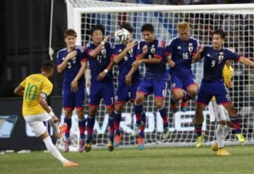 Neymar realiza un tiro libre contra Japón durante su partido amistoso de fútbol en el estadio nacional de Singapur 