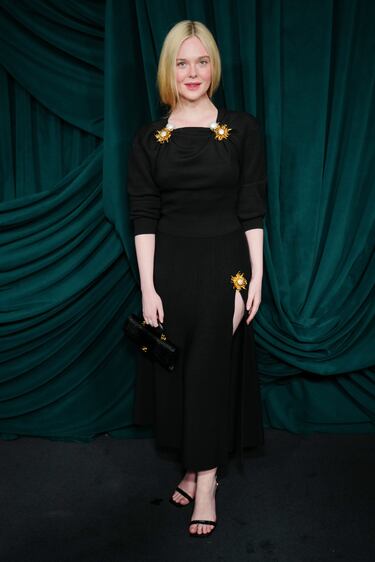 Elle Fanning posa en la alfombra roja de la cena anual Pre-Oscar celebrada en Beverly Hills. 