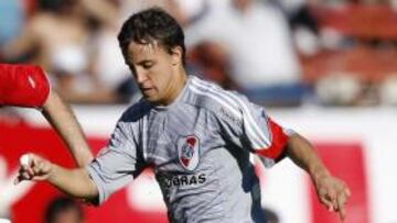 <b>DE CAMINO. </b>Buonanotte conduce el balón en un partido con River Plate.