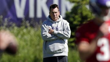 Tras ocho años como jugador, su primera oportunidad como entrenador de la liga llegó en 1994 y fue head coach de Texans y Broncos.