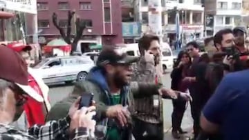 As&iacute; fueron los insultos de un hincha boliviano a fan&aacute;ticos chilenos. 