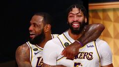 Anthony Davis y LeBron James celebran el t&iacute;tulo durante los &uacute;ltimos segundos del sexto partido de las Finales de la NBA entre Miami Heat y Los Angeles Lakers