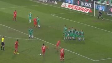 El tiro libre perfecto de Alaba en triunfo del Bayern de Vidal