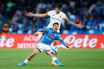 NAPLES, ITALY - APRIL 18: Roger Ibanez of AS Roma and Hirving Lozano of SSC Napoli battle for the ball during the Serie A match between SSC Napoli and AS Roma at Stadio Diego Armando Maradona on April 18, 2022 in Naples, Italy. (Photo by Matteo Ciambelli/vi/DeFodi Images via Getty Images)