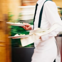 ¿Cuánto dinero ganan los meseros en California? Así es el salario por hora