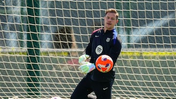 SANT JOAN DESPÍ, 21/04/2025.- El portero alemán del FC Barcelona Marc-André ter Stegen durante el entrenamiento del equipo en las instalaciones de la Ciudad Deportiva Joan Gamper, este lunes. EFE/ Enric Fontcuberta.