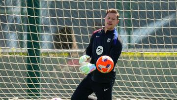 SANT JOAN DESPÍ, 21/04/2025.- El portero alemán del FC Barcelona Marc-André ter Stegen durante el entrenamiento del equipo en las instalaciones de la Ciudad Deportiva Joan Gamper, este lunes. EFE/ Enric Fontcuberta.