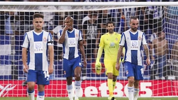 Diego López, de fondo.