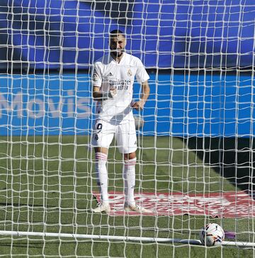 Real Madrid 2-0 Huesca | Centro de Lucas Vázquez desde la derecha que recibió Benzema en el segundo palo, la embolsa con el pecho y le pegó cruzado para batir a Andrés.