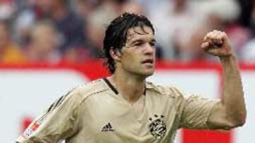 <B> GOLEADOR.</B> Ballack marcó el tanto que permitió seguir a su equipo con su racha de victorias.