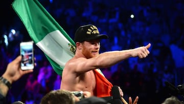 Saúl "El Canelo" Álvarez celebrando su victoria ante Gennady Golovkin con la bandera de México.