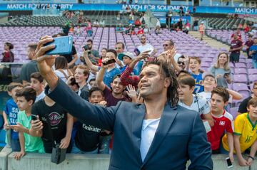 Christian Karembeu con seguidores. 