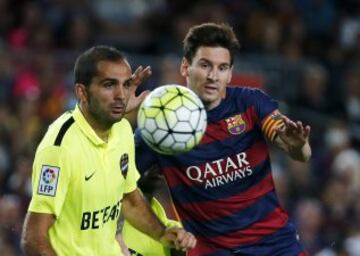 Messi lucha por el balón con Verza.