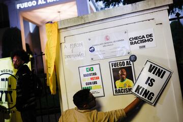 Una multitud se han manifestado frente a la Embajada de España en Brasilia, capital de Brasil, para denunciar el racismo con motivo del 'Caso Vinicius'.