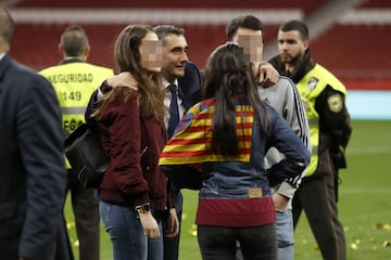 Ernesto Valverde con sus hijos.