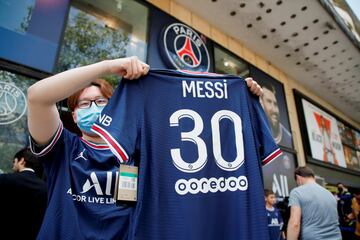 Numerosos aficionados del Paris Saint-Germain se han agolpado en la puerta de la tienda oficial del estadio para conseguir una camiseta del astro argentino.