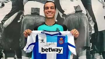 Ra&uacute;l de Tom&aacute;s, con su camiseta del Espanyol firmada para el &#039;Cap Nena Sense Joguina&#039;.