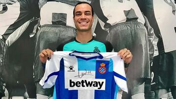 Raúl de Tomás, con su camiseta del Espanyol firmada para el 'Cap Nena Sense Joguina'.