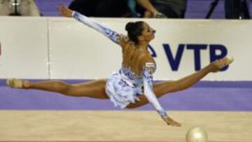 Carolina Rodr&iacute;guez ejecuta su ejercicio durante la fase de clasificaci&oacute;n para la competici&oacute;n individual de pelota.