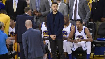 Stephen Curry, vestido con ropa de calle, durante el primer Warriors-Blazers.
