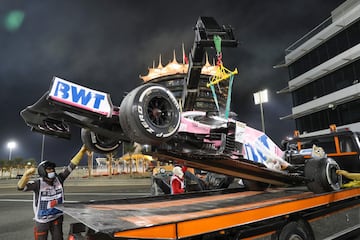 Los operarios retiran el coche de Sergio Pérez tras haber roto el motor a tres vueltas del final siendo tercero. 