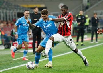 Yunus Musah pelea un balón con Giovanni Di Lorenzo en el AC Milan vs Napoli desde San Siro en la Serie A 2024-25. REUTERS/Alessandro Garofalo