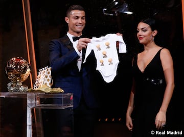 Cristiano and his girlfriend, Georgina Rodríguez, receive a gift for their recently-born daughter, Alana Martina.