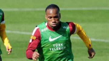 TRABAJO. Drogba sigue un plan especial para recuperar la forma.