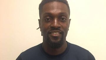 Emmanuel Adebayor posa con la camiseta del Istanbul Basaksehir.