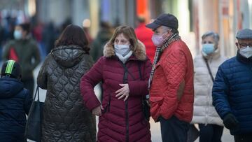 Un hombre y una mujer con mascarilla el primer día del cierre perimetral decretado en Lugo, Galicia (España), a 15 de enero de 2021. El cierre perimetral forma parte del paquete de nuevas restricciones de la Xunta para frenar la expansión del virus y que han entrado en vigor este viernes a las 00.00 horas. Actualmente, la capital lucense cuenta con una incidencia entre 50 y 150 casos por cada 100.000 habitantes, lo que la sitúa en riesgo medio-alto. Los contagios diagnosticados en los últimos 14 días en Lugo son 118.
15 ENERO 2021
Carlos Márquez / Europa Press
15/01/2021