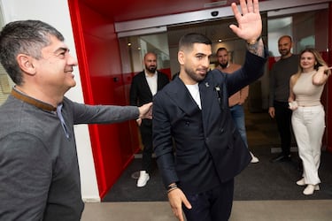 El campeón de la UFC saluda a la redacción agradecido por los aplausos a su llegada.