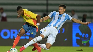 Colombia's midfielder #11 Andy Batioja and Argentina's defender #14 Tobias Ramirez fight for the ball during the 2025 South American U-20 football championship match between Argentina and Colombia at the Misael Delgado stadium in Valencia, Carabobo state, Venezuela on January 26, 2025. (Photo by JUAN BARRETO / AFP)