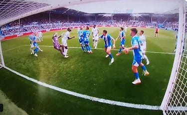 El árbitro Soto Grado anuló el gol de Asencio por falta de Rüdiger al portero del Alavés, Owono. 