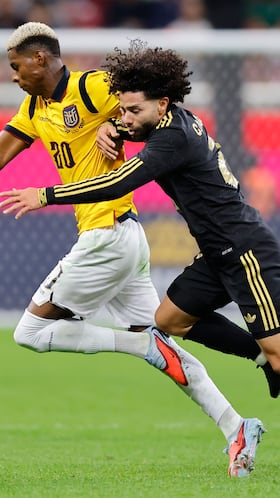 AME8151. GUADALAJARA (MÉXICO), 14/10/2025.- César Huerta (d) de México disputa el balón con Nilson David Angulo (i) de Ecuador este martes, durante un partido amistoso entre la selección de México y Ecuador, en el Estadio Akron, en Guadalajara (México). EFE/ Francisco Guasco