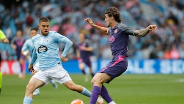 Sergio Carreira intenta arrebatarle el balón a Carlos Romero durante el partido disputado ante el Espanyol en Balaídos.