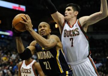 David West, defendido por Ersan Ilyasova. 