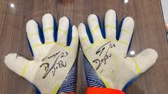 Dibu Martínez subasta los guantes que usó en el Mundial de Qatar
