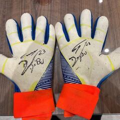 Dibu Martínez subasta los guantes que usó en el Mundial de Qatar