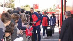 Oblak y Griezmann, a la salida de los jugadores del entrenamiento rumbo a Arabia.