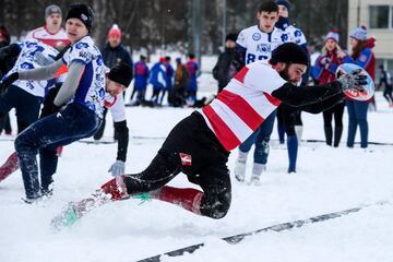 Jugadores de rugby aficionados participan en un torneo de rugby sobre la nieve en el suburbio de Zelenograd de Moscú. El evento deportivo anual reúne a 28 equipos masculinos y 12 femeninos.