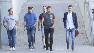 Luis Enrique, con su equipo; tras él (con bermudas) su primer ayudante, Robert Moreno.