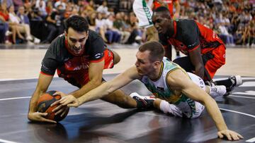 Jacobo Diaz, of Coviran Granada and Ludde Hakanson, of Bilbao Basket during the Liga ENDESA ACB match between Coviran Granada and Bilbao Basket at Palacio de los Deportes Stadium on October 15, 2022 in Granada, Spain.
(Photo by Álex Cámara/NurPhoto via Getty Images)