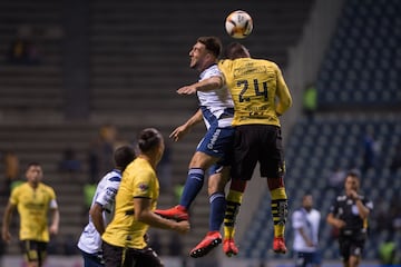 En el otro duelo que abrió la jornada, Puebla y Monarcas Morelia empataron a un gol dejando en expectativa su clasificación a la Liguilla. Los del 'Chelís' fueron superiores pero un penal le dio un punto a los de Michoacán.