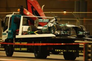 La grúa retira el monoplaza de Lewis Hamilton.
