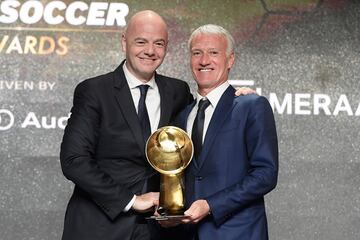 Didier Deschamps, seleccionador nacional de Francia, con el trofeo al Mejor Entrenador del Año 2018, posa con el presidente de la FIFA Gianni Infantino.