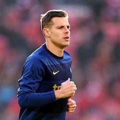 Xavi ‘aprieta’ por Azpilicueta