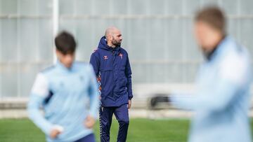 El técnico Claudio Giráldez, durante un entrenamiento del Celta.